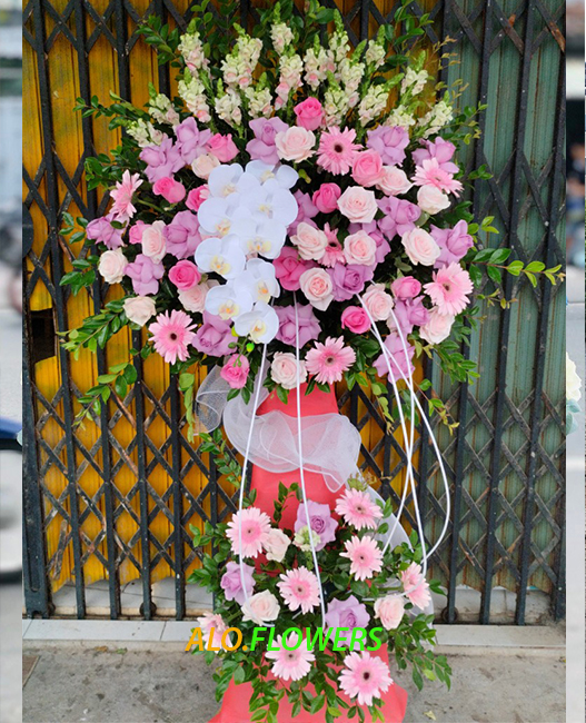 Đặt lẵng hoa khai trương Huyện Cờ Đỏ